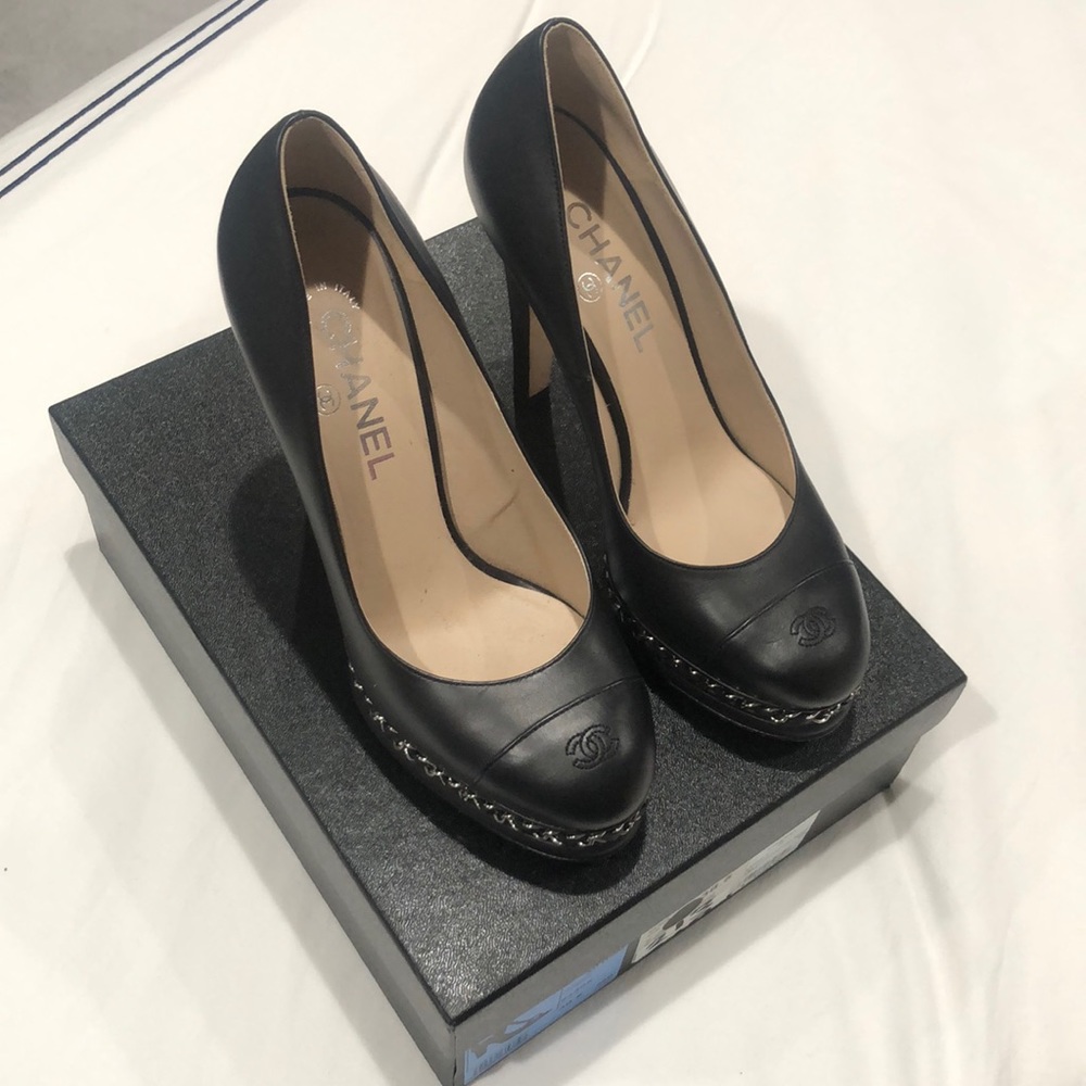 Chanel Classic Leather Chain Link Pump. NBW. 38.5